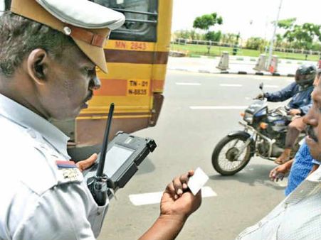 இ-லைசன்ஸ் காட்டி வண்டி ஓட்டலாம்.. டிராபிக் போலீஸ் ஏற்றுக்கொள்ள வேண்டும்.. மத்திய அரசு அதிரடி!