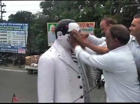 ஆர்எஸ்எஸ் நிர்வாகி மாலையிட்ட அம்பேத்கர் சிலையை பால், கங்கை தண்ணீரால் சுத்தப்படுத்திய வக்கீல்கள்