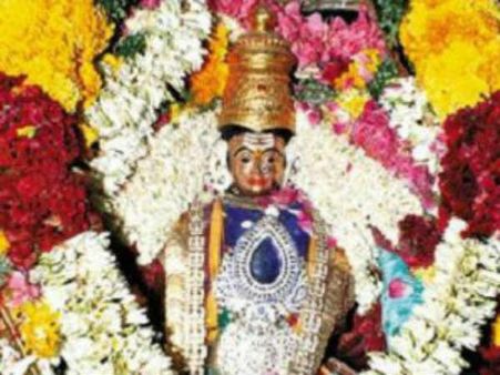 ஆடிப்பூரம்: அம்மன் வளைகாப்பு விழாவில் வளையல் வாங்கினால் வீட்டில் தொட்டில் ஆடும்