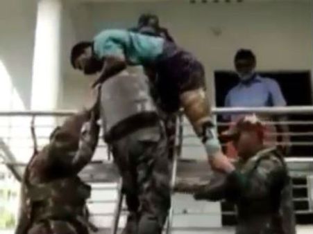 எங்கிருந்தாலும் காக்க வருவோம்.. மாற்றுத்திறனாளியை மாடியிலிருந்து மீட்டு அசத்திய ராணுவம்- வீடியோ இதோ!