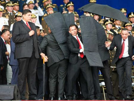 பறந்து வந்த குட்டி டிரோன்.. வெனிசூலா அதிபரை கொல்ல நடந்த சதி.. பரபரப்பு வீடியோ காட்சிகள்!