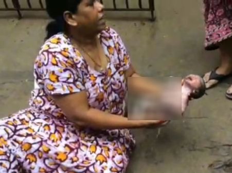 சென்னை வளசரவாக்கத்தில் தொப்புள் கொடியை கூட அறுக்காமல் கழிவுநீர் குழாயில் வீசப்பட்ட பச்சிளம் குழந்தை