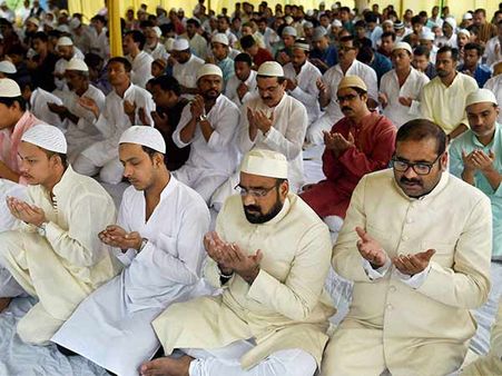 இன்று நாடு முழுவதும் பக்ரீத் பண்டிகை கோலாகலம்.. இஸ்லாமியர்கள் சிறப்பு தொழுகை!