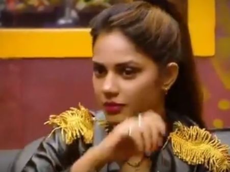 தொடர்ந்து 4 வாரங்களாக ஐஸுவைக் காப்பாற்றும் பிக் பாஸ்... காரணம் ‘இது’ தானா?