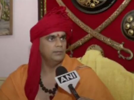 மாட்டுக்கறி சாப்பிடறவங்களுக்கு உதவாதீங்க இந்துக்களே.. கேரள வெள்ளத்தில் வெறியைக் கலக்கும் சாமியார்!