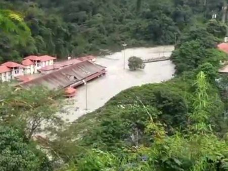 பம்பையில் வெள்ளம்.. சபரிமலை ஐயப்பன் கோயிலுக்கு இன்றும், நாளையும் வர வேண்டாம்: தேவசம் போர்டு