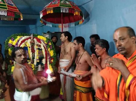 யோகினி ஏகாதசி விரதம் : தன்வந்திரிக்கு பகவானுக்கு பஞ்ச மூலிகை அபிஷேகம்