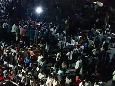 எழுந்து வா.. கோஷமிட்டபடி கருணாநிதிக்காக காத்திருக்கும் பல்லாயிரக்கணக்கான தொண்டர்கள்