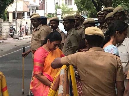 காவேரி மருத்துவமனையில் இருந்து கண்ணீர்விட்டு கதறியபடி சென்ற துர்கா ஸ்டாலின், செல்வி, மோகனா தமிழரசு