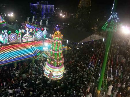 ஏர்வாடி சந்தனக் கூடு சமூக நல்லிணக்க திருவிழா - தென் மாநில மக்கள் ஏராளமானோர் பங்கேற்பு