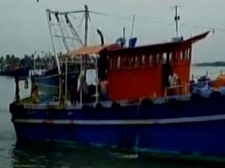 கொச்சி அருகே மீன்பிடி படகு மீது கப்பல் மோதல்... 3 பேர் பலி