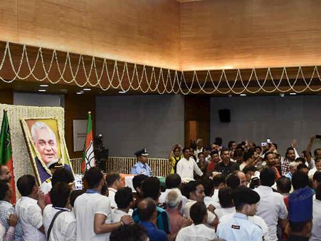 வாஜ்பாய் என்று இறந்தார்? சிவ சேனா போடும் புது குண்டு!