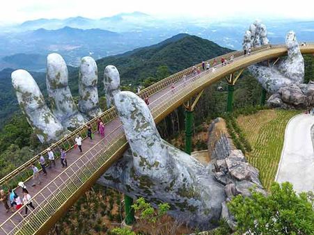 கடவுளின் கைகளில் கட்டப்பட்ட பாலம்.. வியட்நாமில் அந்தரத்தில் நிற்கும் அதிசய கட்டிடம்!