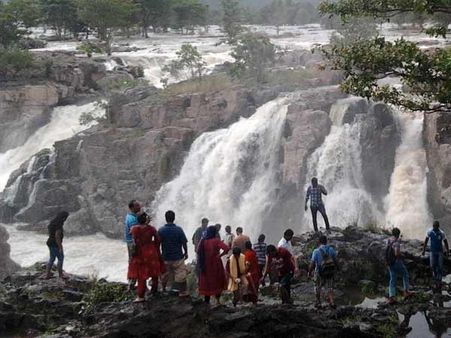 செம்ம கிளைமேட்.. தண்ணீரின் வேகமும் குறைந்தது.. 23 நாட்களுக்குப் பிறகு ஓகனேக்கலில் குளிக்க அனுமதி!