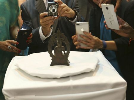 எப்போ திருட்டுப்போன சிலை இப்போ திரும்ப கிடைச்சிருக்கு!