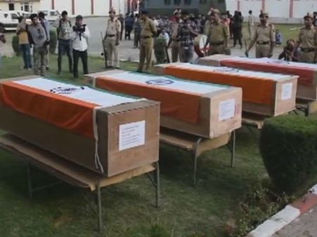 ஜம்மு-காஷ்மீரில் தீவிரவாதிகள் தாக்குதல்: 4 போலீசார் சுட்டுக்கொலை