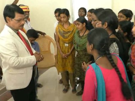 பாலியல் புகார் கூறிய மாணவியின் அறையில் 2 பக்கமும் தாழ்ப்பாளே இல்லையாம்... விசாரணையில் திடுக்!