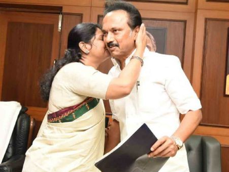 ரக்ஷாபந்தனான இன்று ஸ்டாலினிடம் அன்பை வெளிப்படுத்திய கனிமொழி!