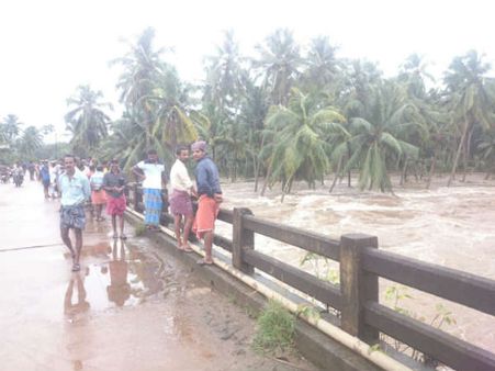ஆர்ப்பரிக்கும் மழை.. நிரம்பி வழியும் அணைகள்.. எங்கெங்கும் வெள்ளம்.. கன்னியாகுமரியும் தவிக்கிறது