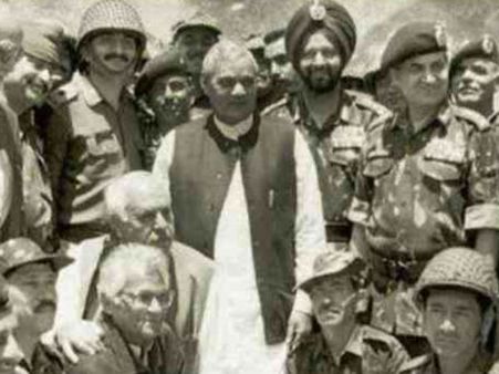 கார்கில் போரில் வென்ற வெற்றி நாயகன் வாஜ்பாய்!