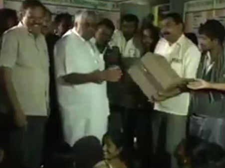 நாய்களுக்கு போடுவதை போல பசியால் தவித்த மக்களுக்கு பிஸ்கட் பாக்கெட்டுகளை தூக்கியெறிந்த அமைச்சர்!