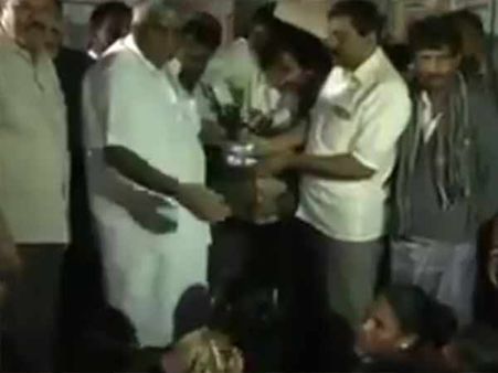 பிஸ்கட் பாக்கெட்டுகளை வீசியது தவறுதான்.. ஒப்புக்கொள்கிறேன்.. விட்டுவிடுங்கள்.. கெஞ்சிய அமைச்சர்!