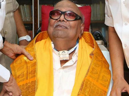 கோபாலபுரம் இல்லத்திலிருந்து திடீரென வெளியே எடுக்கப்பட்ட கருணாநிதியின் கார்!