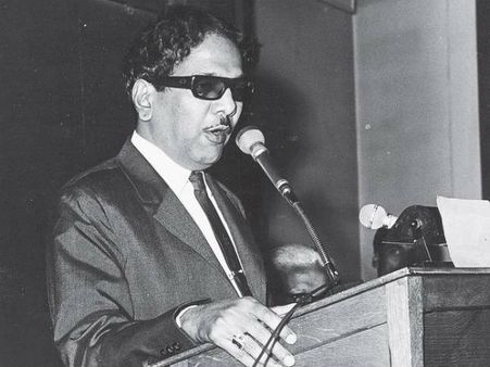 ஆரம்பத்தில் கோட் சூட்.. பிறகு வேட்டி சட்டை.. கூடவே மஞ்சள் துண்டு.. கருணாநிதியின் அடையாளங்கள்