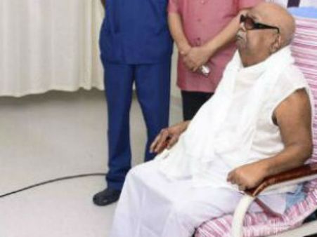 கருணாநிதி நேற்று சிறிது நேரம் உட்கார்ந்தாராமே..!