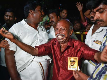 எழுந்து வா தலைவா என தொண்டர்கள் உணர்ச்சி பெருக்குடன் கோஷம்