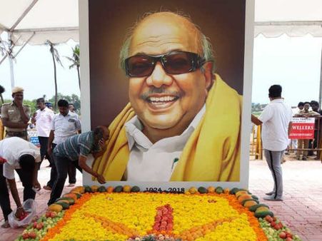 கருணாநிதிக்காக இரவும் பகலும் விம்மியழும் தொண்டர்கள்.. மெரீனா காற்றை கிழித்து செல்லும் சோகம்!