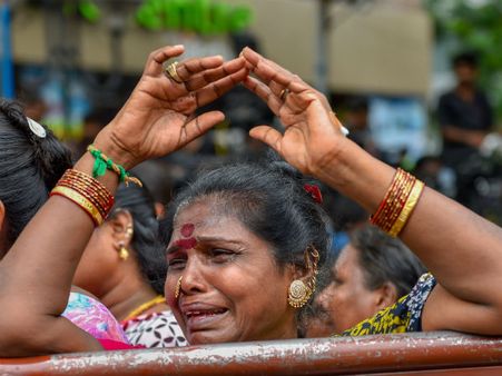 பெண் தொண்டர்கள் கண்ணீர் வெள்ளத்தில் 'மிதக்கும்' காவேரி மருத்துவமனை