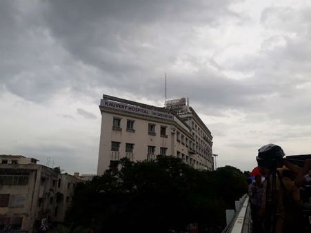 காவேரி மருத்துவனை, கோபாலபுரம் பகுதியில் மழை.. அசையாத தொண்டர்கள்