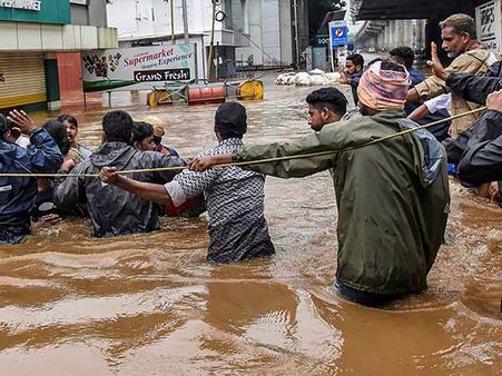 கேரளத்தில் தொடரும் சோகம்... வீடு இடிந்து 3 பேர் பலி