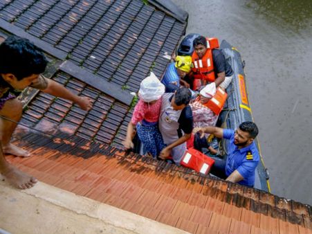 வெள்ளத்தில் தத்தளித்த 1 லட்சம் பேரை காப்பாற்றிய கேரளா 