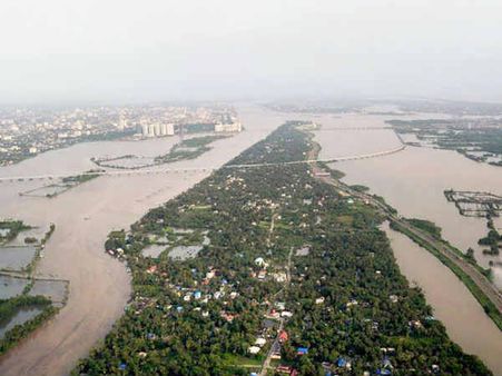 வெள்ளத்தில் மிதக்கிறது கேரளா.. 29 பேர் பலி.. 53,000 பேர் முகாம்களில் தங்க வைப்பு