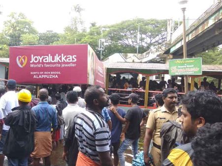 வெள்ளத்தால் களையிழந்த ஓணம்.... பூக்கள் சோகம் - கவலையில் காய்கறிகள்