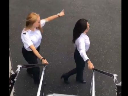 ஹிஹி.. நல்ல வேளை பிளைட்டை பறக்க விட்டுட்டு கிகி பண்ணலை!