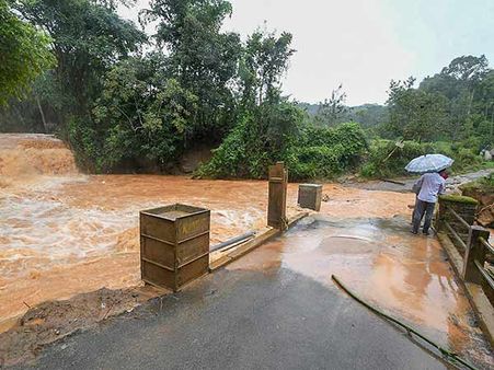 'அத்திப்பட்டி' போல மாயமாகும் ஆபத்து.. கர்நாடக மாநில கிராமத்தில் மக்கள் வெளியேற்றம்