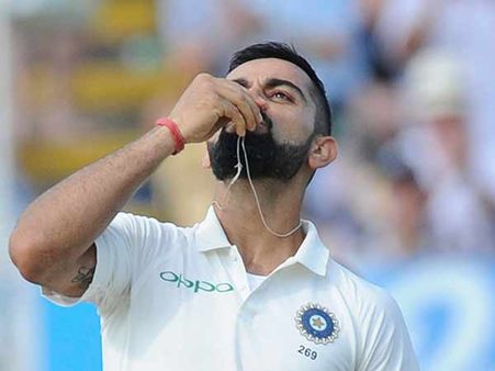 சதம் அடித்ததும் சட்டைக்குள் இருந்து ஒரு பொருளை எடுத்து முத்தமிட்டாரே கோஹ்லி, என்ன தெரியுமா?