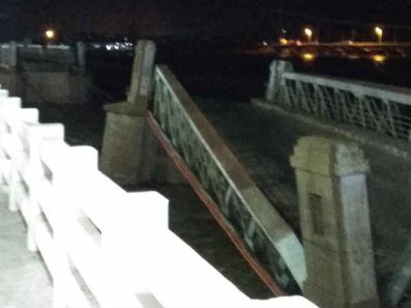 கொள்ளிடம் ஆற்றில் வரலாறு காணாத வெள்ளம்.. வெள்ளப் பெருக்கை காண குவிந்த பொதுமக்கள்