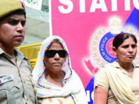 16 வருடமாக போலீஸ் கண்ணில் மண்ணை தூவிய மம்மி.. கைதானார் மாஃபியா தலைவி!