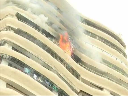 மும்பை பரேல் பகுதியில் கிறிஸ்டல் டவர் அடுக்குமாடி கட்டடத்தில் பயங்கர தீ விபத்து.. 4 பேர் பலி