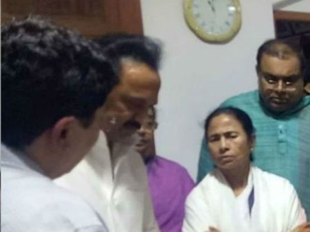 கருணாநிதிக்கு மமதா பானர்ஜி நேரில் அஞ்சலி