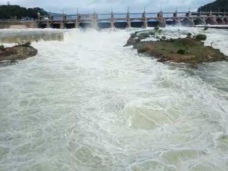 சீர்காழி கொள்ளிட கரையோர பகுதியில் வெள்ளம்: அடித்து செல்லப்பட்ட மாற்றுத்திறனாளி.. மீட்பு பணி தீவிரம்