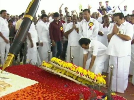 திமுக தலைவரானதும், அண்ணா, கருணாநிதி நினைவிடங்களில் ஸ்டாலின் மரியாதை!