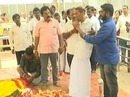 கருணாநிதி சமாதியில் கண்கலங்கி அழுதார் மு.க.முத்து.. கைத்தாங்கலாக கூட்டிவரப்பட்டார்!