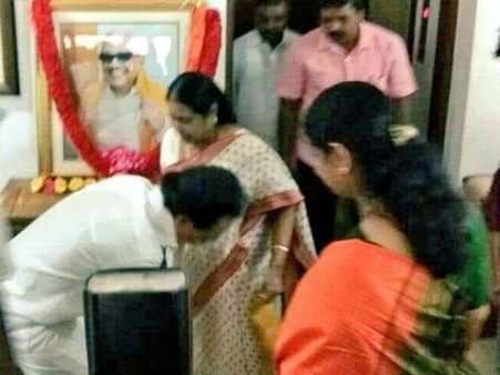 திமுக தலைவரானதும் ராஜாத்தி அம்மாளிடம் ஆசி பெற்றார் ஸ்டாலின்