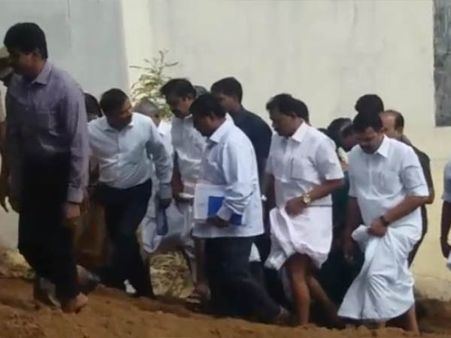 வேட்டியை வரிந்து கட்டிக் கொண்டு ஆற்றில் இறங்கி ஆய்வு செய்த முதல்வர் பழனிச்சாமி!