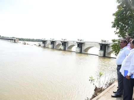 முக்கொம்பு மேலணை மதகுகள் உடைந்த விவகாரம்.. கரையோர மக்களுக்கு எச்சரிக்கை இல்லை.. ஆட்சியர் விளக்கம்
